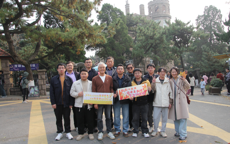 八大關合影留念