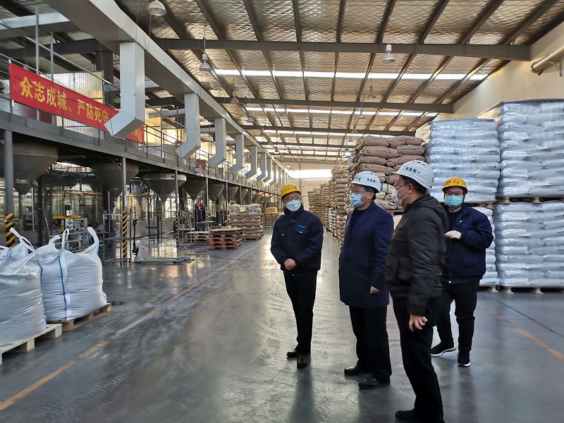 城陽區(qū)工信局領導現(xiàn)場講解有關惠企政策